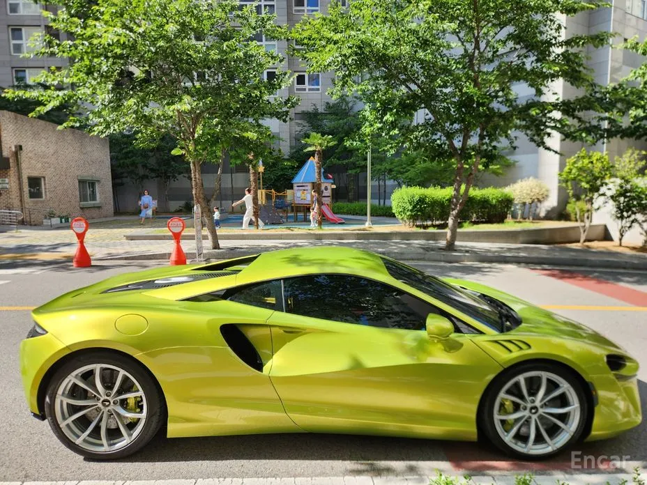 Фото 1 - McLaren Artura