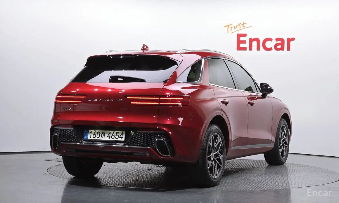 Фото 2 - Genesis GV70