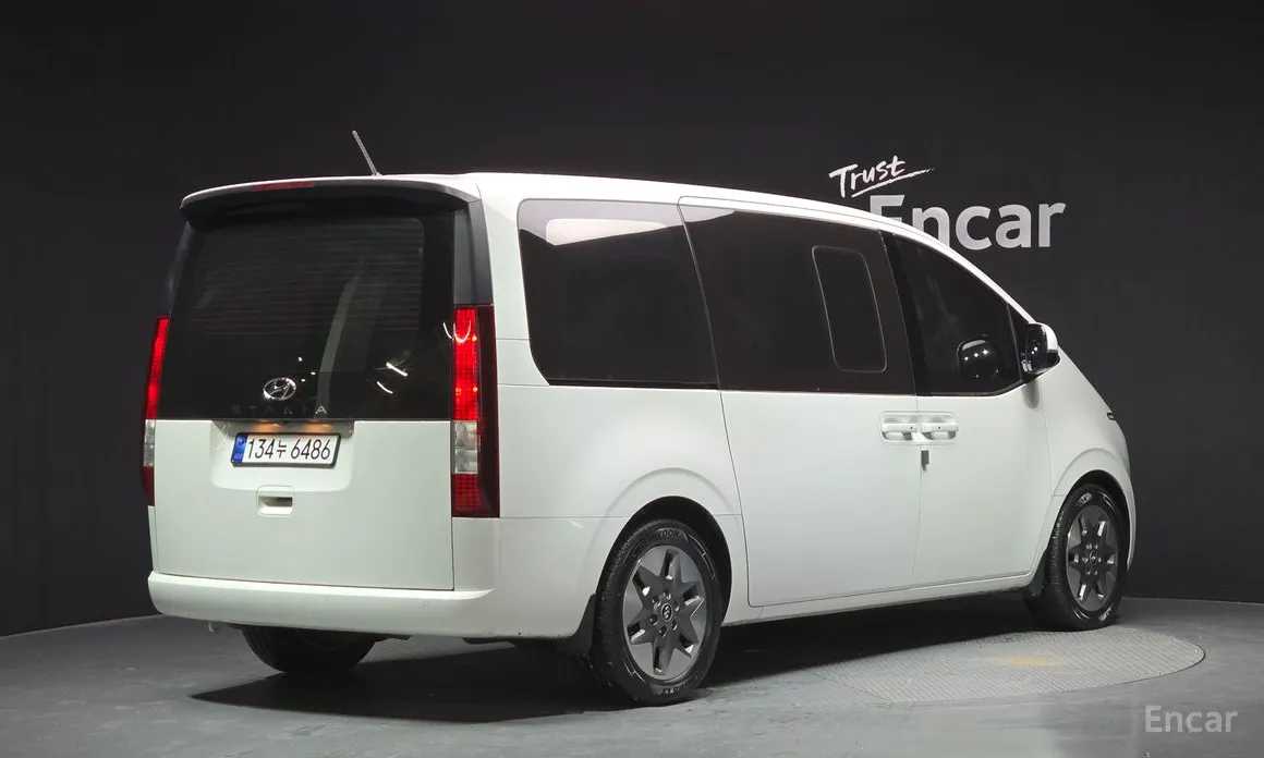 Фото 2 - Hyundai Staria