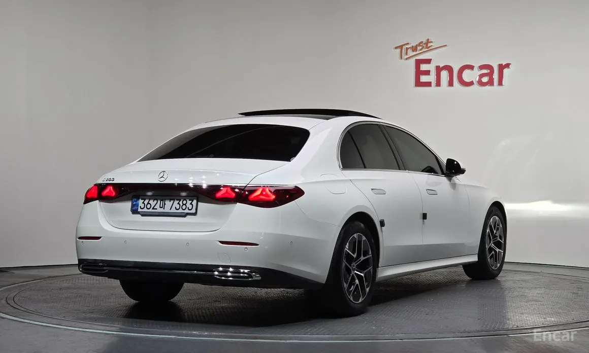 Photo 2 - Mercedes-Benz E-Class