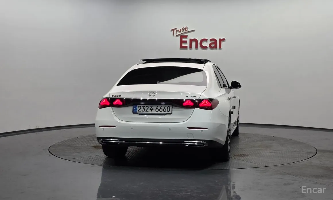 Фото 4 - Mercedes-Benz E-Class