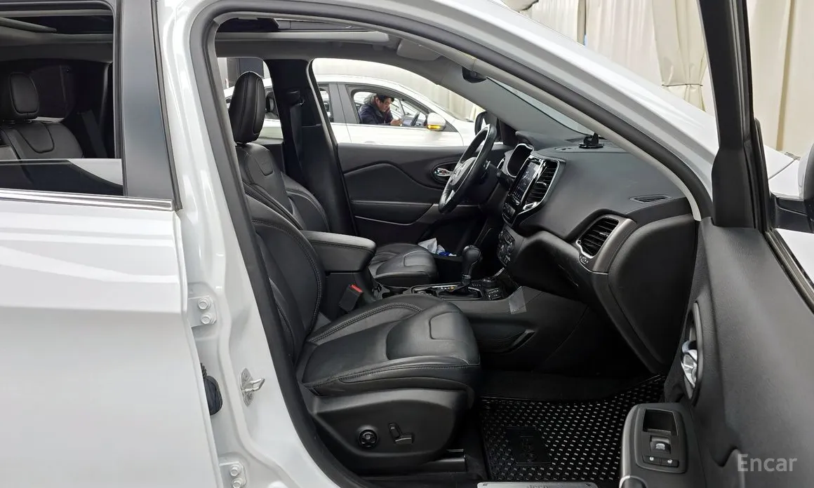 Фото 11 - Jeep Cherokee