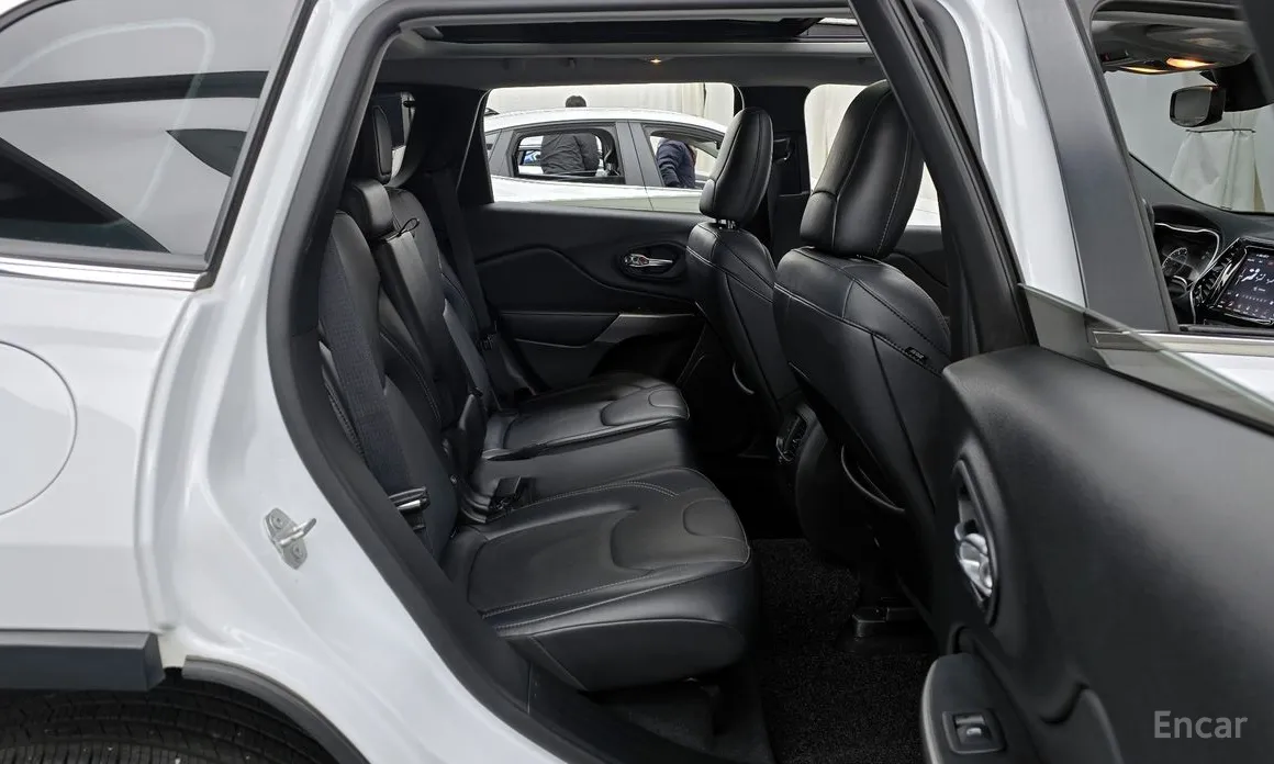 Фото 12 - Jeep Cherokee