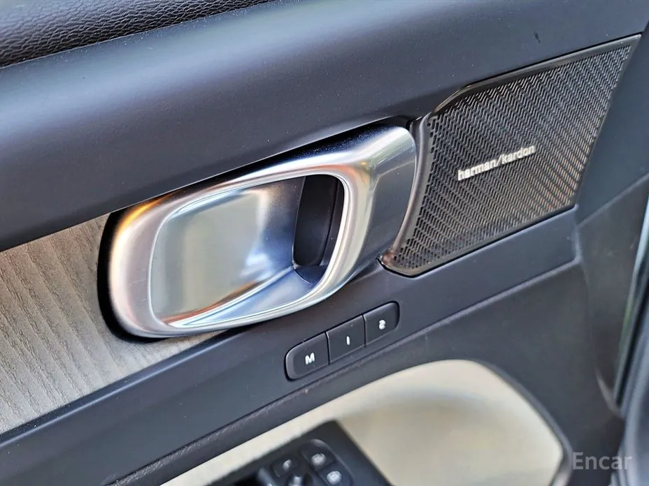 Фото 19 - Volvo XC40