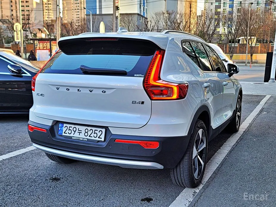 Фото 2 - Volvo XC40