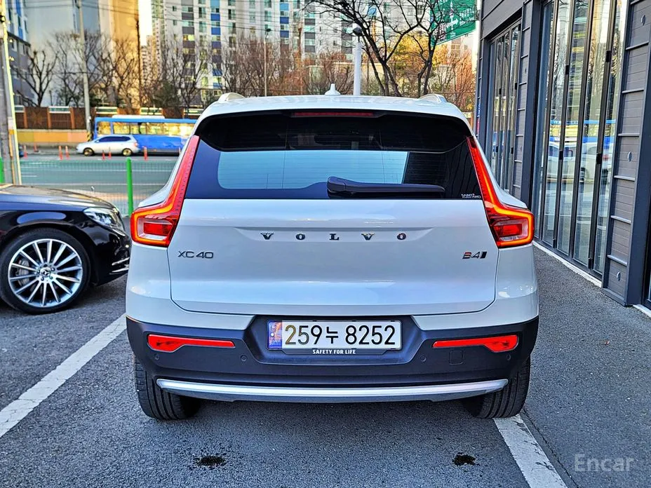 Фото 4 - Volvo XC40