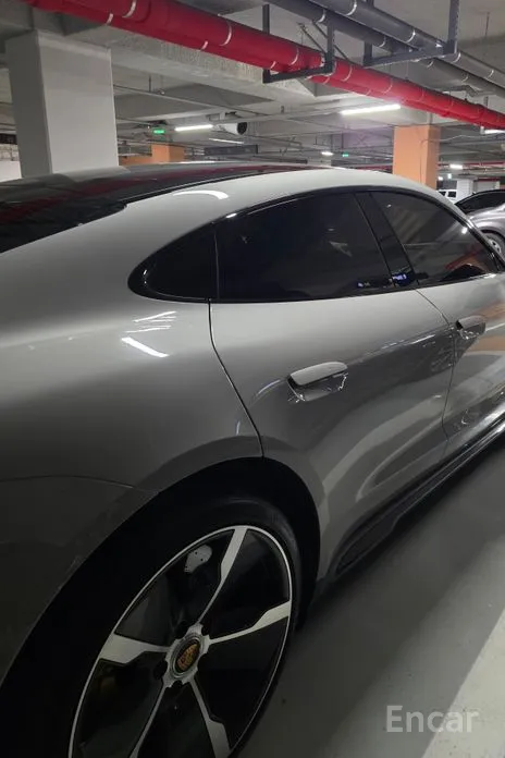 Фото 2 - Porsche Taycan