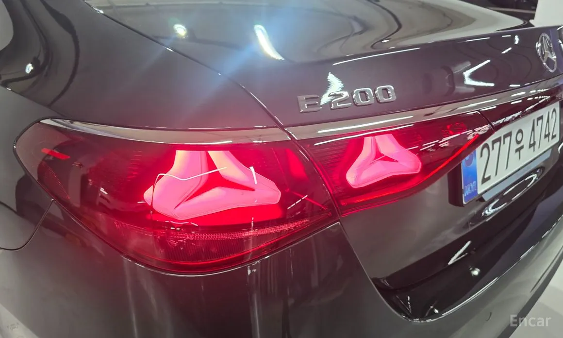 Фото 13 - Mercedes-Benz E-Class