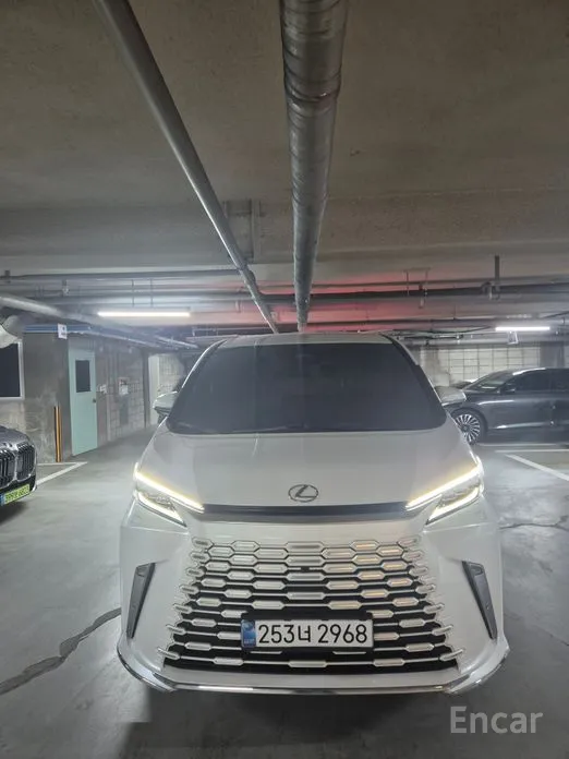 Фото 3 - Lexus LM