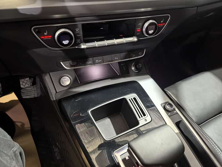 Фото 9 - Audi Q5L