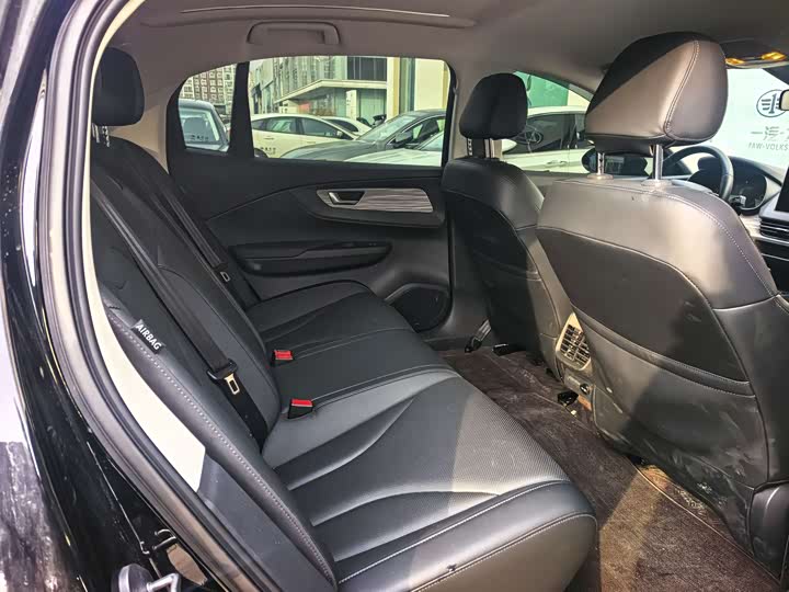 Фото 6 - Hongqi E-QM5