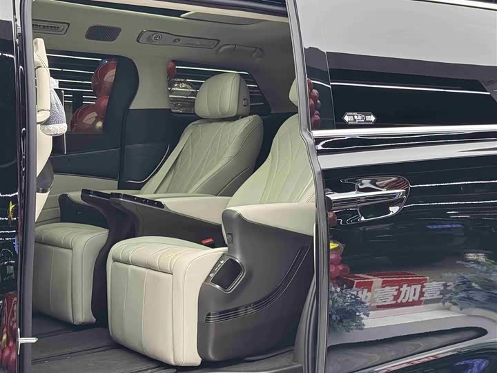 Фото 7 - Denza D9