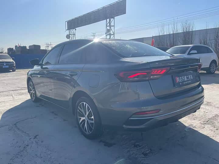 Фото 8 - Geely Emgrand