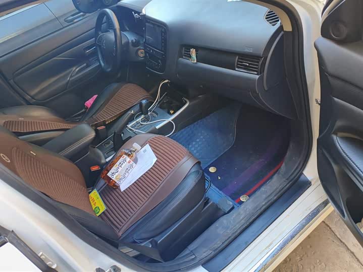 Фото 8 - Mitsubishi Outlander