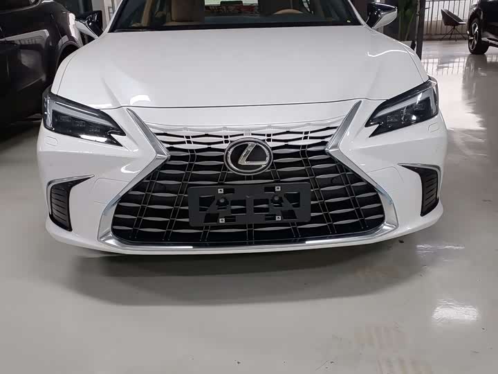Фото 2 - Lexus ES