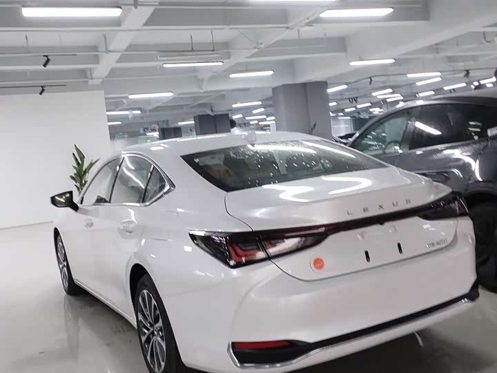 Фото 7 - Lexus ES