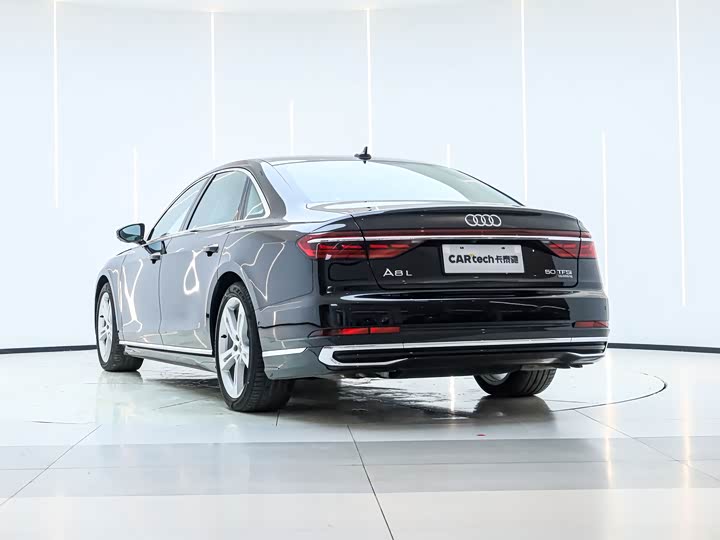 Фото 2 - Audi A8