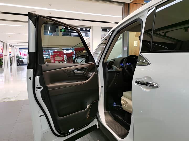 Фото 5 - Toyota Vellfire