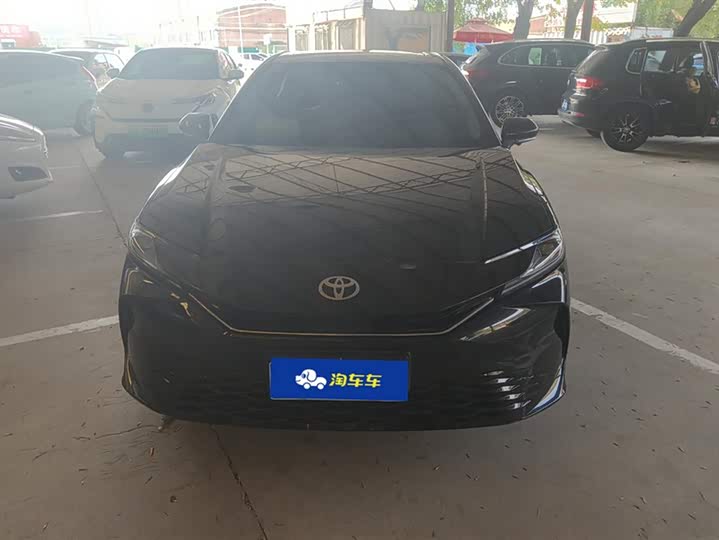 Фото 2 - Toyota Camry