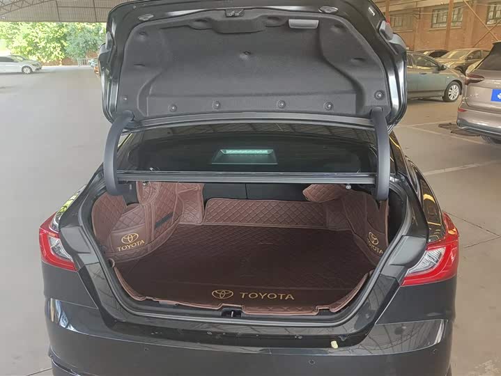 Фото 4 - Toyota Camry