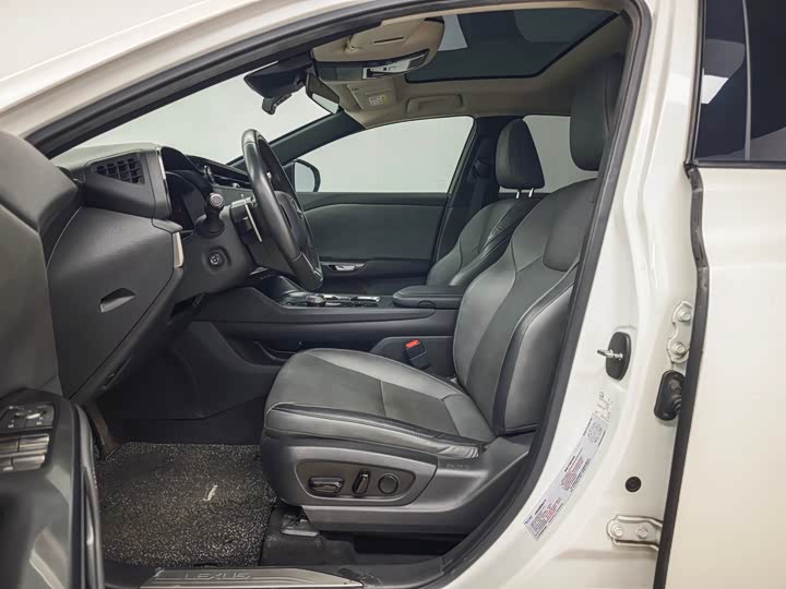 Фото 7 - Lexus RZ