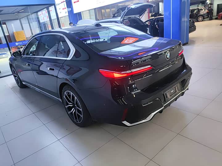 Фото 9 - BMW 7 Series