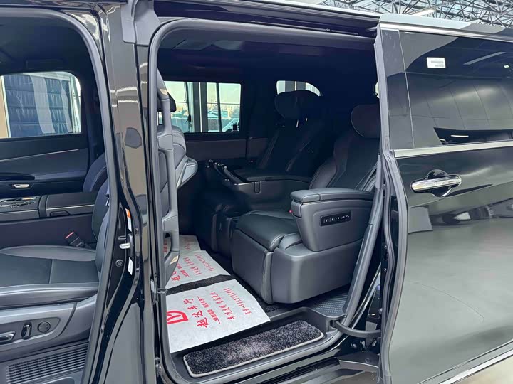 Фото 8 - Lexus LM