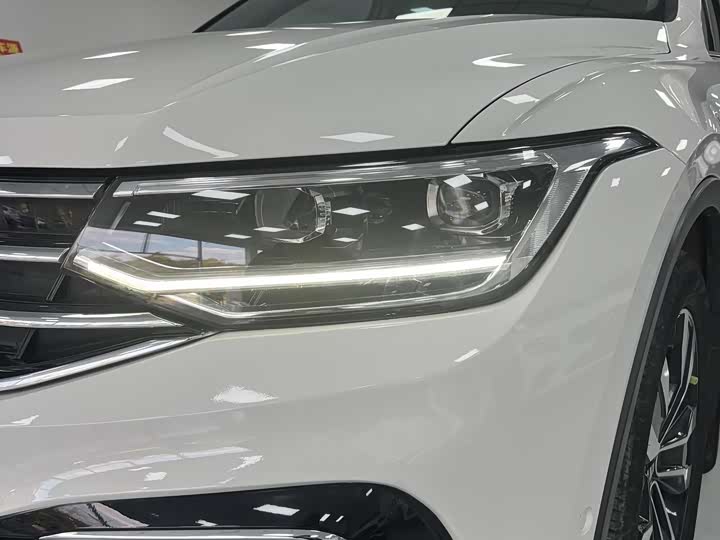 Фото 6 - Volkswagen Tiguan L Pro