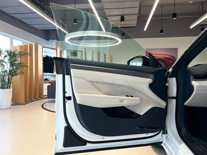 Фото 7 - Zeekr 001