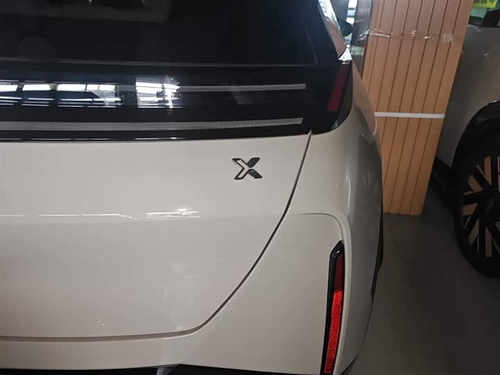 Фото 8 - Zeekr X