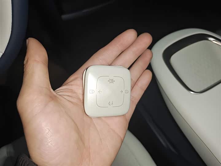 Фото 9 - Zeekr X