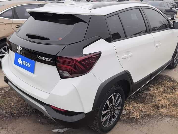 Фото 3 - Toyota Yaris L Hatchback