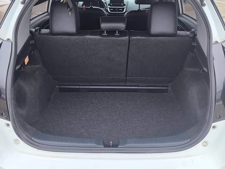 Фото 4 - Toyota Yaris L Hatchback