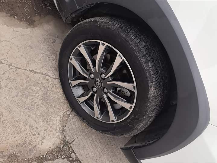 Фото 6 - Toyota Yaris L Hatchback