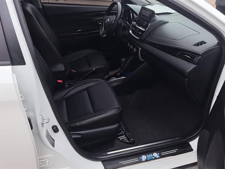 Фото 8 - Toyota Yaris L Hatchback