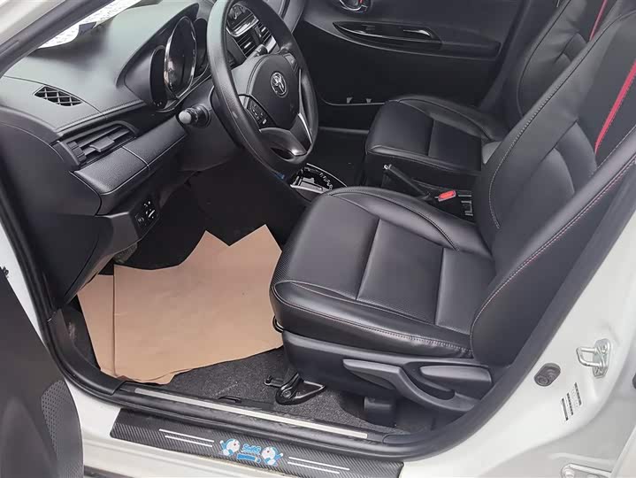 Фото 9 - Toyota Yaris L Hatchback