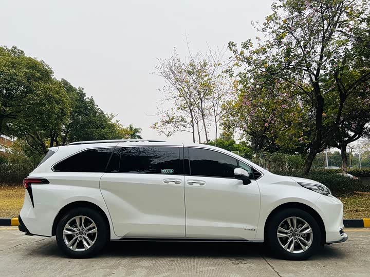 Фото 7 - Toyota Sienna