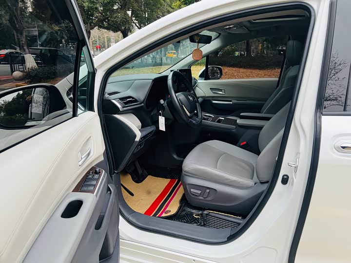 Фото 8 - Toyota Sienna