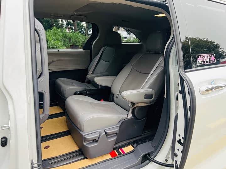 Фото 9 - Toyota Sienna