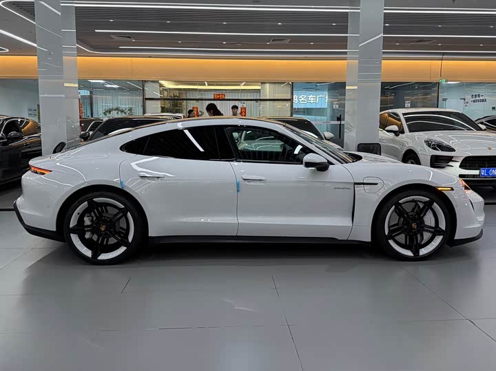 Фото 7 - Porsche Taycan