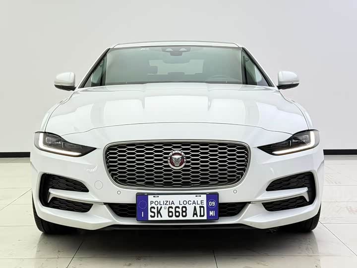 Фото 2 - Jaguar XE L
