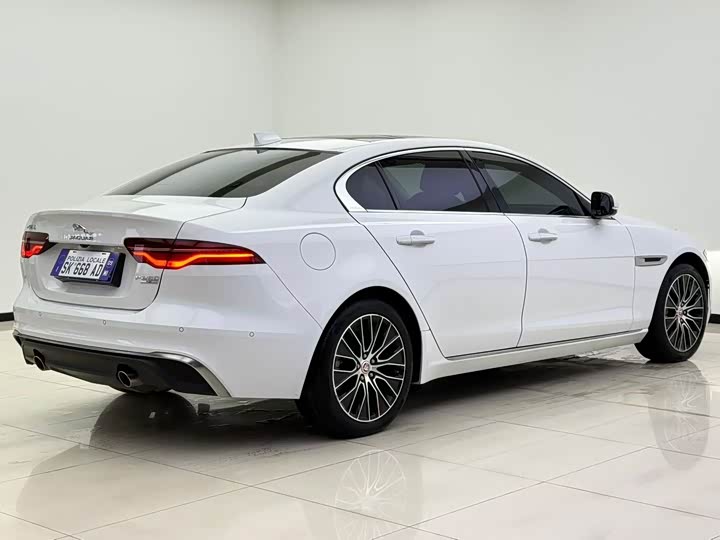 Фото 7 - Jaguar XE L