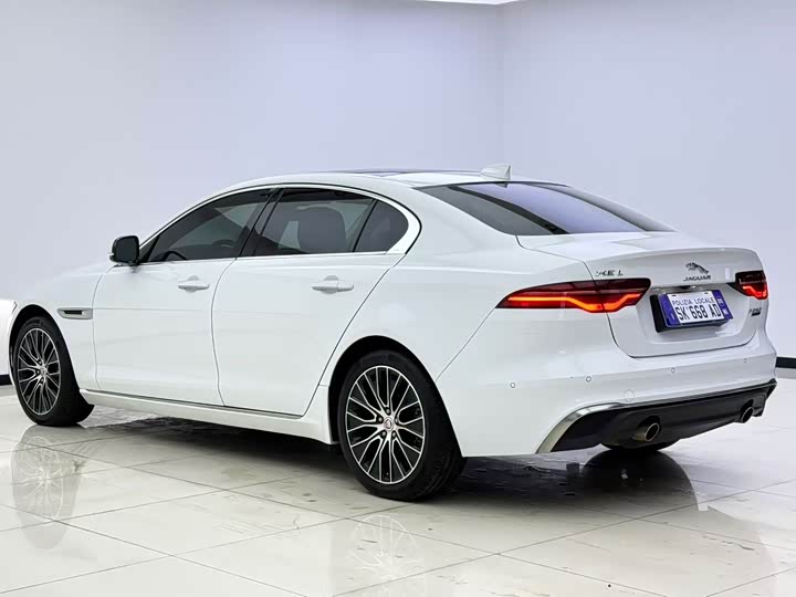 Фото 9 - Jaguar XE L