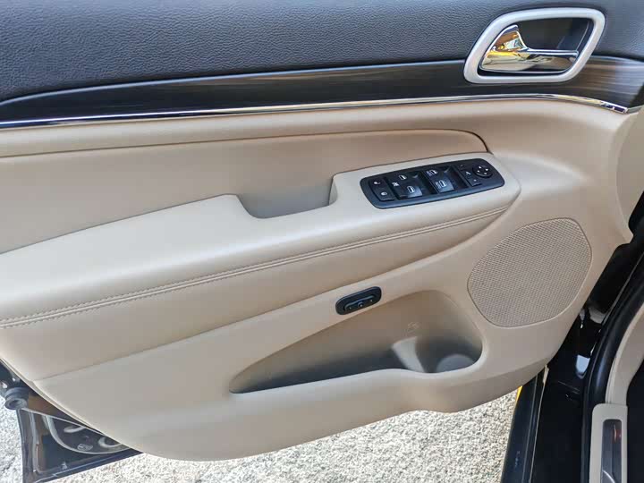 Фото 3 - Jeep Grand Cherokee