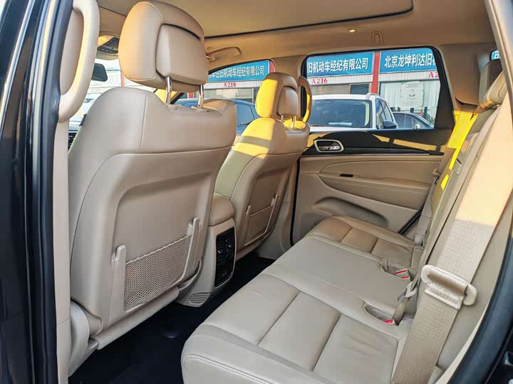 Фото 6 - Jeep Grand Cherokee