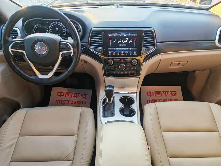 Фото 7 - Jeep Grand Cherokee