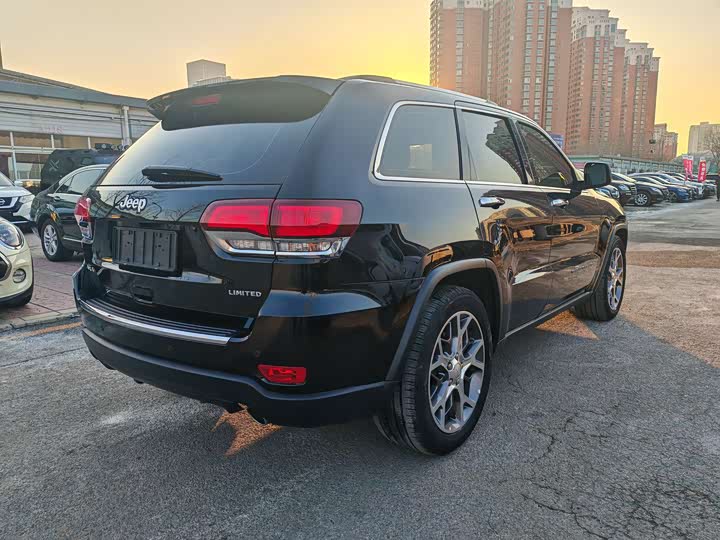 Фото 8 - Jeep Grand Cherokee