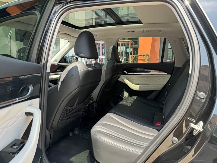 Фото 9 - Geely Monjaro