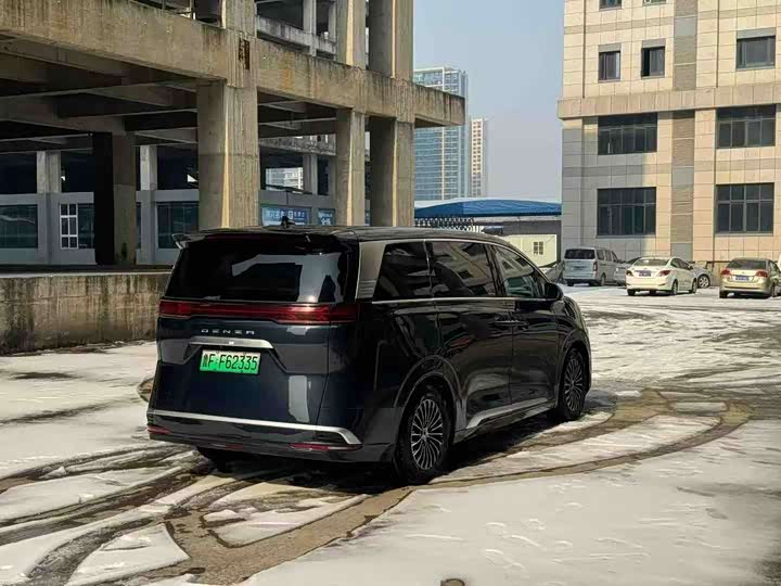 Фото 7 - Denza D9