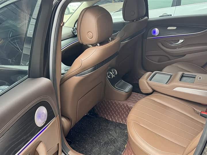 Фото 3 - Mercedes-Benz E-Class